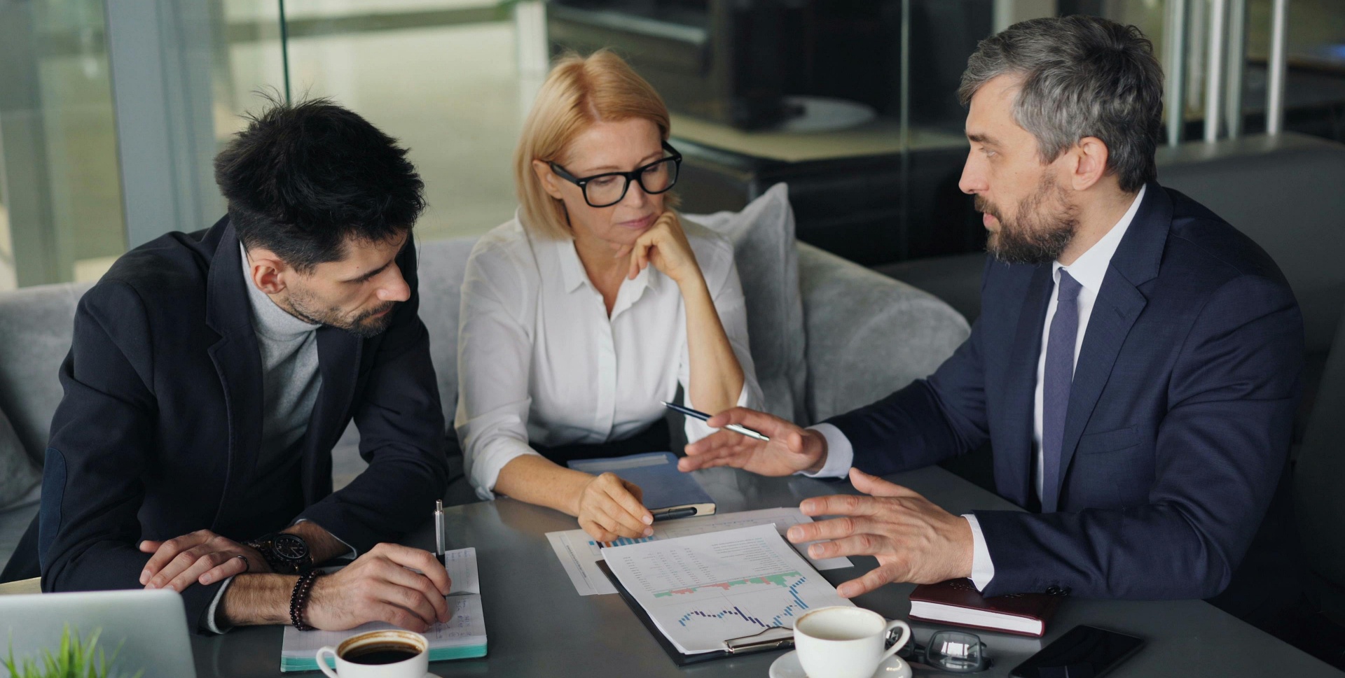 Beratungsunternehmen – Teamarbeit im Büro